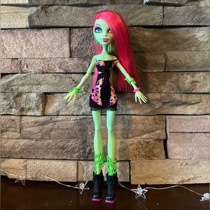 Monster High Venus Mcflytrap Music Festival Doll